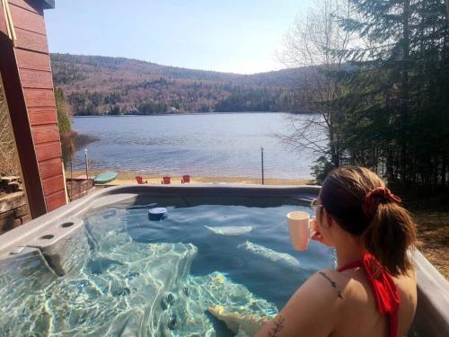 Maison du lac avec plage, embarcations, billard et spa privé (Maison du lac avec plage, embarcations, billard et spa prive) in Saint Donat (QC)
