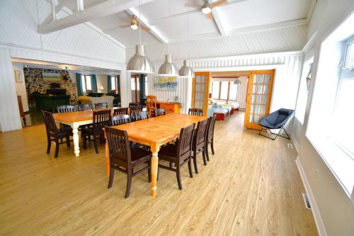 Maison du lac avec plage, embarcations, billard et spa privé (Maison du lac avec plage, embarcations, billard et spa prive) in Saint Donat (QC)