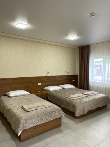 1 queen bed, 1 twin bed