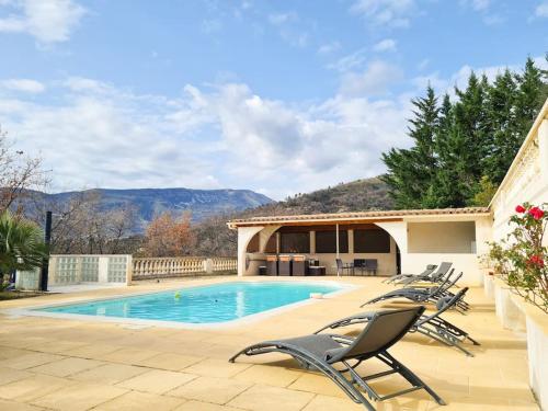 Bas de villa avec Piscine et Terrasse au calme