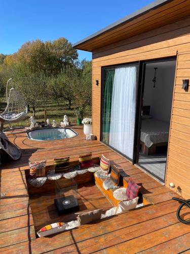 Kilátás, Cuibul din livadă (Cuibul din livada) in Vulcana De Sus