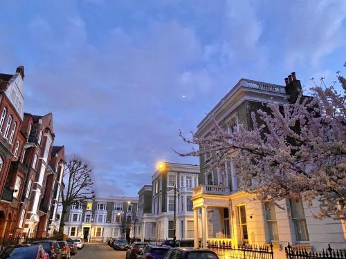 Modern flat & balcony in historic West Kensington, Londýn