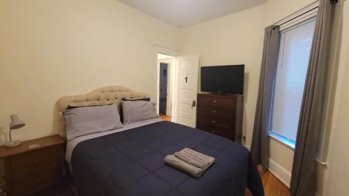 Chateau de Woodlawn - Room I - La Tour Eiffel — other in 6554 South Rhodes Avenue 1, Chicago United States, IL 60637