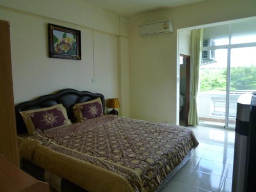 room detail thumbnail 2