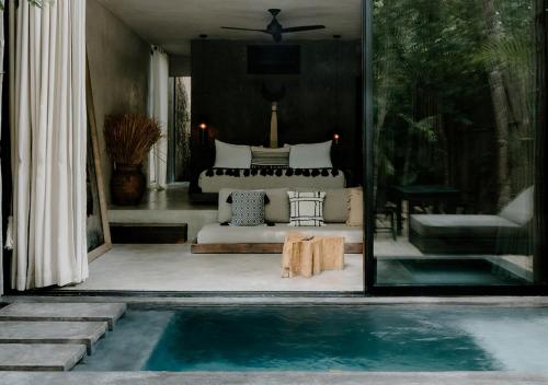 Suite Heated plunge pool image 10