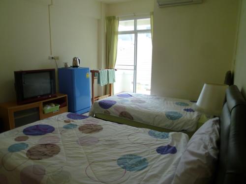 room detail thumbnail 2