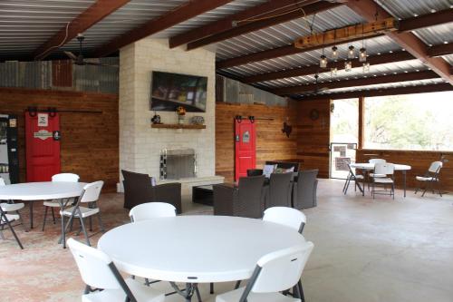 Instalações, Al's Hideaway Cabin and RV Space, LLC in Lakehills (TX)