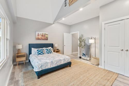 Floyd - Brand New & Near Downtown! by Newman Hospitality in New Albany, USA