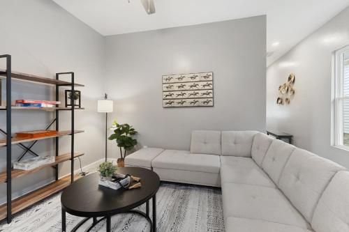 Floyd - Brand New & Near Downtown! by Newman Hospitality in New Albany, USA