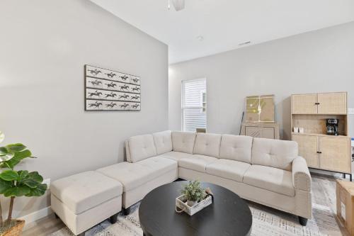 Floyd - Brand New & Near Downtown! by Newman Hospitality in New Albany, USA