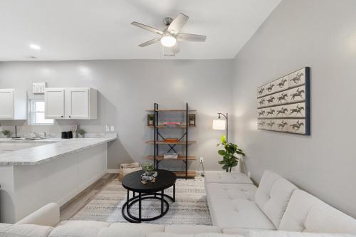 Floyd - Brand New & Near Downtown! by Newman Hospitality in New Albany, USA