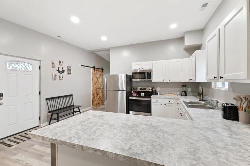 Floyd - Brand New & Near Downtown! by Newman Hospitality in New Albany, USA