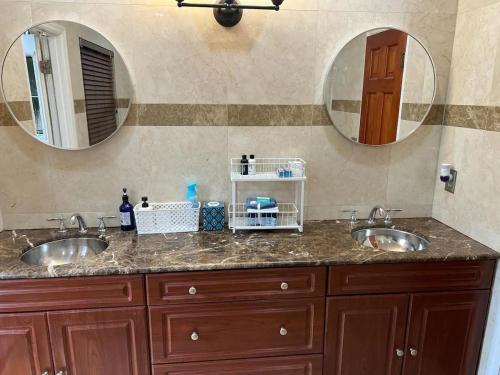 Bathroom, Cozy lakeside suite with private bath & entrance in Pembroke Pines