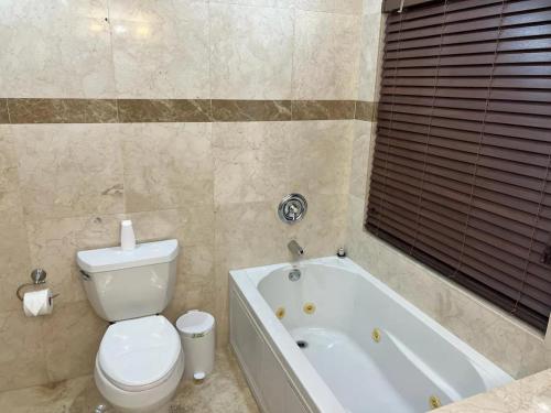 Bathroom, Cozy lakeside suite with private bath & entrance in Pembroke Pines