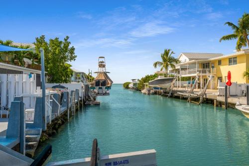 Waterfront with Boat Lift/Kayaks and Hot Tub in Marathon, USA