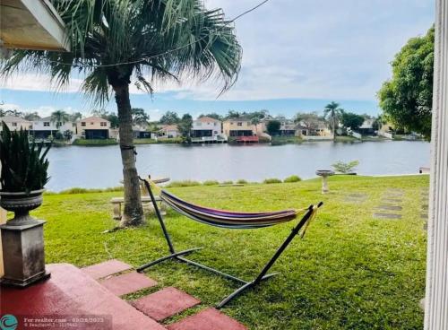 Surrounding environment, Cozy lakeside suite with private bath & entrance in Pembroke Pines