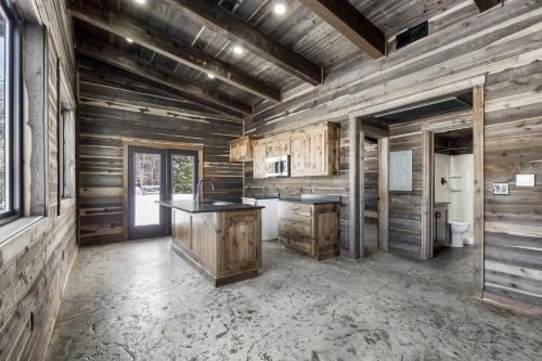 Cabin Comforts & Fly-Fishing Dreams, 39 Mins from Yellowstone Adventure! in Island Park, USA