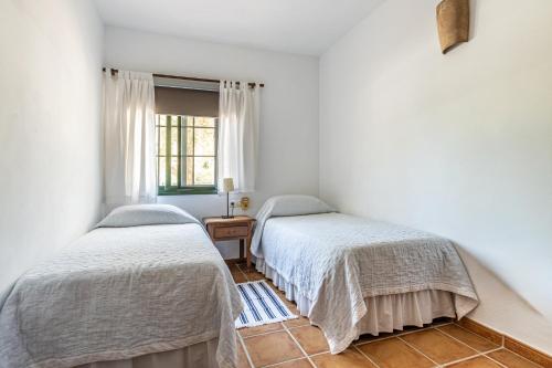 Two-Bedroom Apartment with Pool View image 2