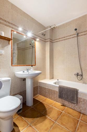 Two-Bedroom Apartment with Pool View image 6