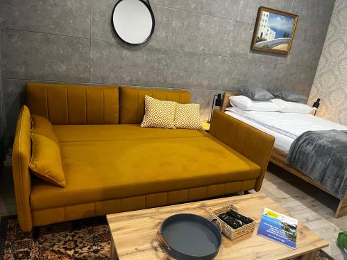 1 queen bed, 1 sofa bed