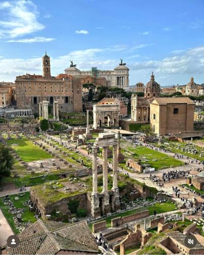 In the shadow of the Colosseum - image 13