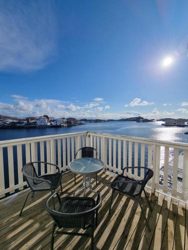 Apartment with fantastic seaview in Henningsvær.