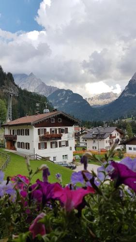 Apartment with Mountain View