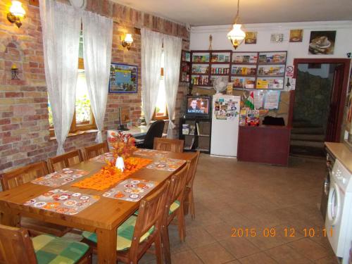 Hungaria Guesthouse - image 10
