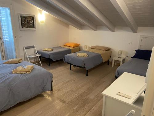 1 queen bed, 3 twin beds