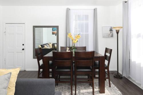 3 Bedroom 2 Bath House with Parking - 10 Guests in San Diego, USA