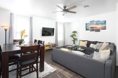 3 Bedroom 2 Bath House with Parking - 10 Guests in San Diego, USA