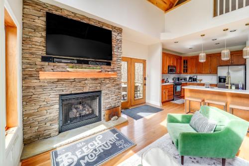 Peaceful Beech Mountain Cabin with Deck and Views! in Beech Mountain, USA