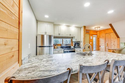 Pristine Resort Townhome 2 Mi to Seven Springs Mtn in Champion, USA