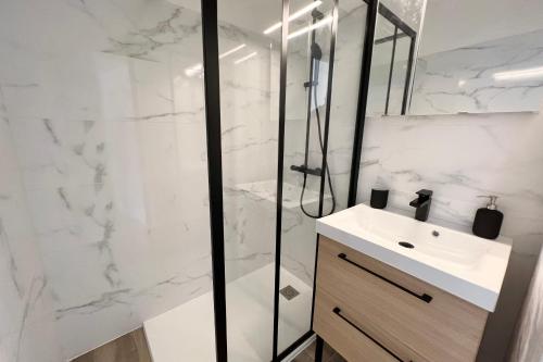 Shower, Antibes - 4 People - Swimming pool Tennis Garage in La Fontonne