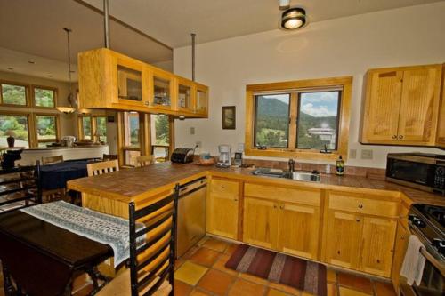 Lovely Home in Crestone Great Views! in Crestone, USA