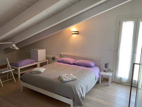 1 queen bed, 1 twin bed