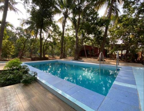 The Mango Woods Rustic Cottage with Bathtub in Alibag Farm Stay with Swimming Pool