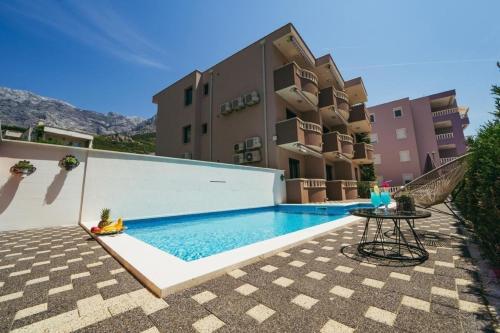 Tolles Appartement in Promajna mit gemeinschaftlichem Pool und Terrasse und Neben dem Strand