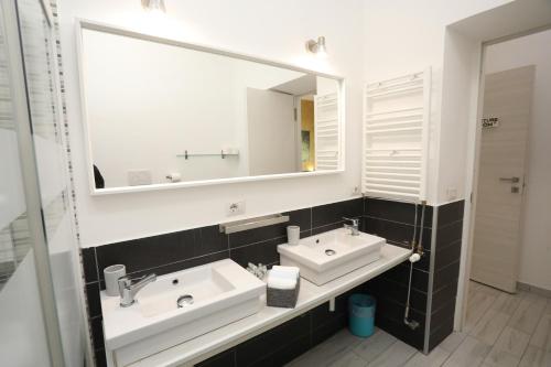 Cineroma Guesthouse - image 6