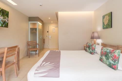 Classic Double Room with Village View image 3