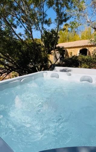 La grange des amoureux piscine jacuzzi et massages - Chambre d'hôtes - Le Beausset