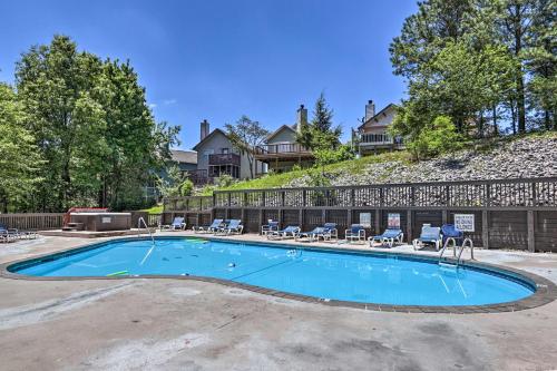 Gatlinburg Condo with Balcony 4 Mi to Downtown! in Gatlinburg, USA