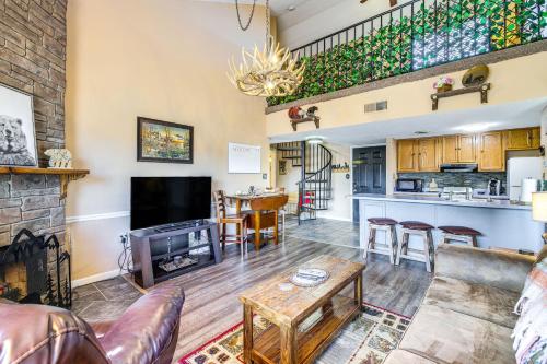 Gatlinburg Condo with Balcony 4 Mi to Downtown! in Gatlinburg, USA