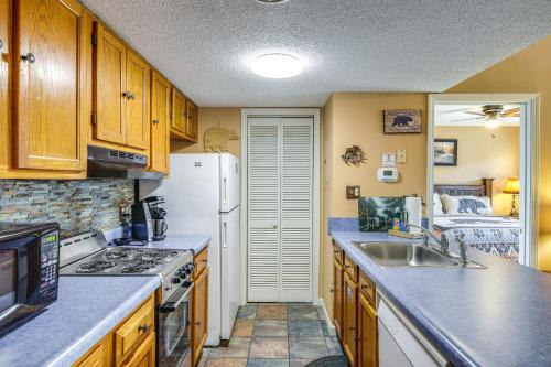 Gatlinburg Condo with Balcony 4 Mi to Downtown! in Gatlinburg, USA