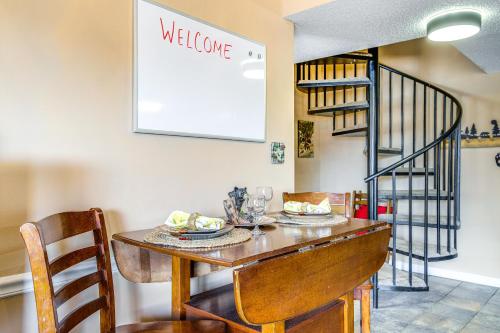 Gatlinburg Condo with Balcony 4 Mi to Downtown! in Gatlinburg, USA
