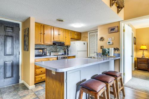 Gatlinburg Condo with Balcony 4 Mi to Downtown! in Gatlinburg, USA