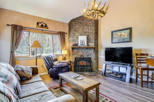 Gatlinburg Condo with Balcony 4 Mi to Downtown! in Gatlinburg, USA