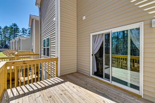 Bright Aberdeen Townhome on Golf Course with Deck!