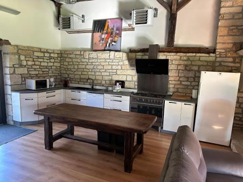 Domaine privatisé 21 pers avec Piscine, Spa, Parc 18ha avec daims (Domaine privatise 21 pers avec Piscine, Spa, Parc 18ha avec daims) in Fretigney-et-Velloreille