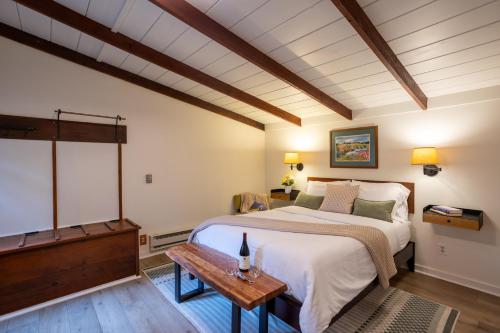 1 queen bed, 1 twin bed